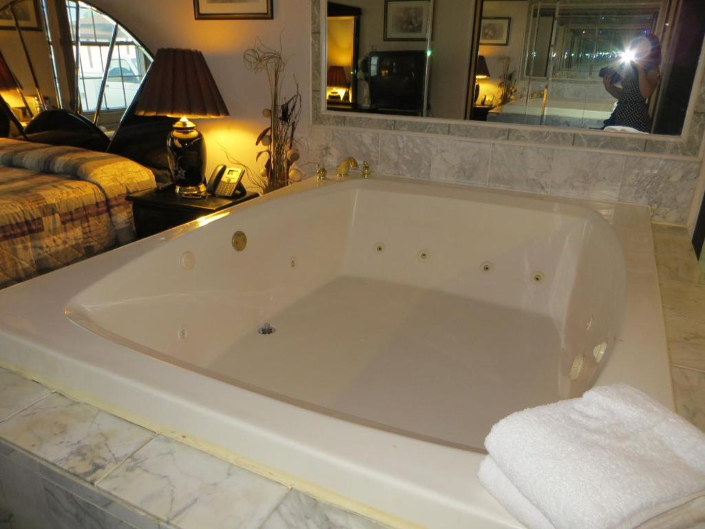 גורני Hollywood Inn & Suites חדר תמונה