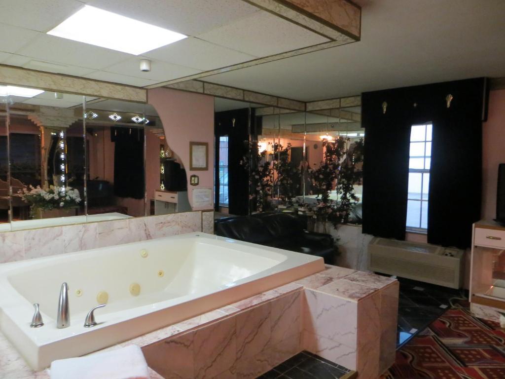 גורני Hollywood Inn & Suites חדר תמונה