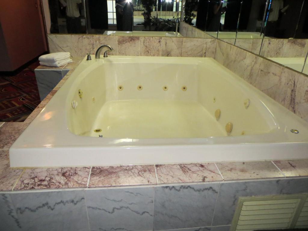 גורני Hollywood Inn & Suites חדר תמונה