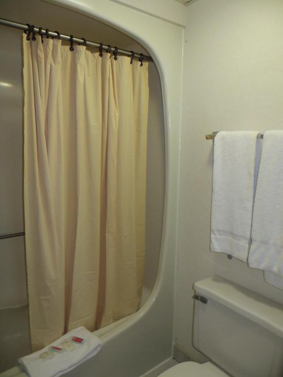 גורני Hollywood Inn & Suites מראה חיצוני תמונה