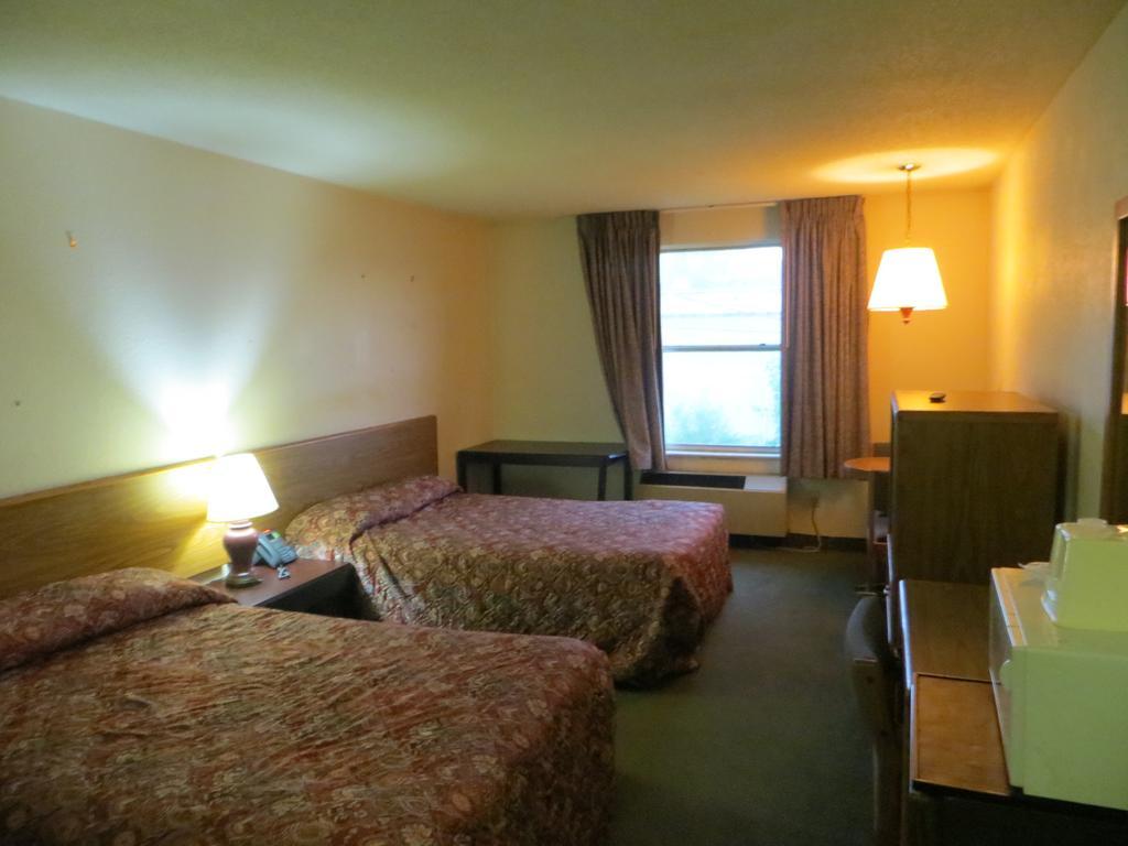 גורני Hollywood Inn & Suites מראה חיצוני תמונה