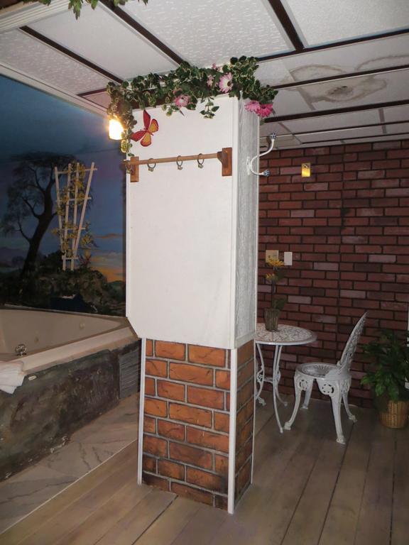 גורני Hollywood Inn & Suites מראה חיצוני תמונה